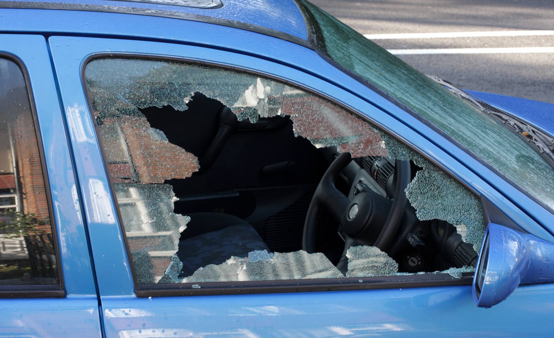 Robo coche ventanilla rota