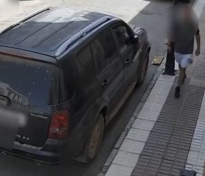 Dos guardias civiles fuera de servicio lo sorprendieron robando en el interior de un coche, pero no imaginaban lo que descubrirían después