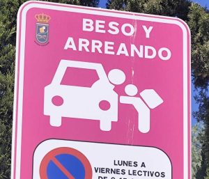 Señal beso y arreando