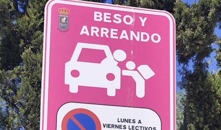 Señal beso y arreando