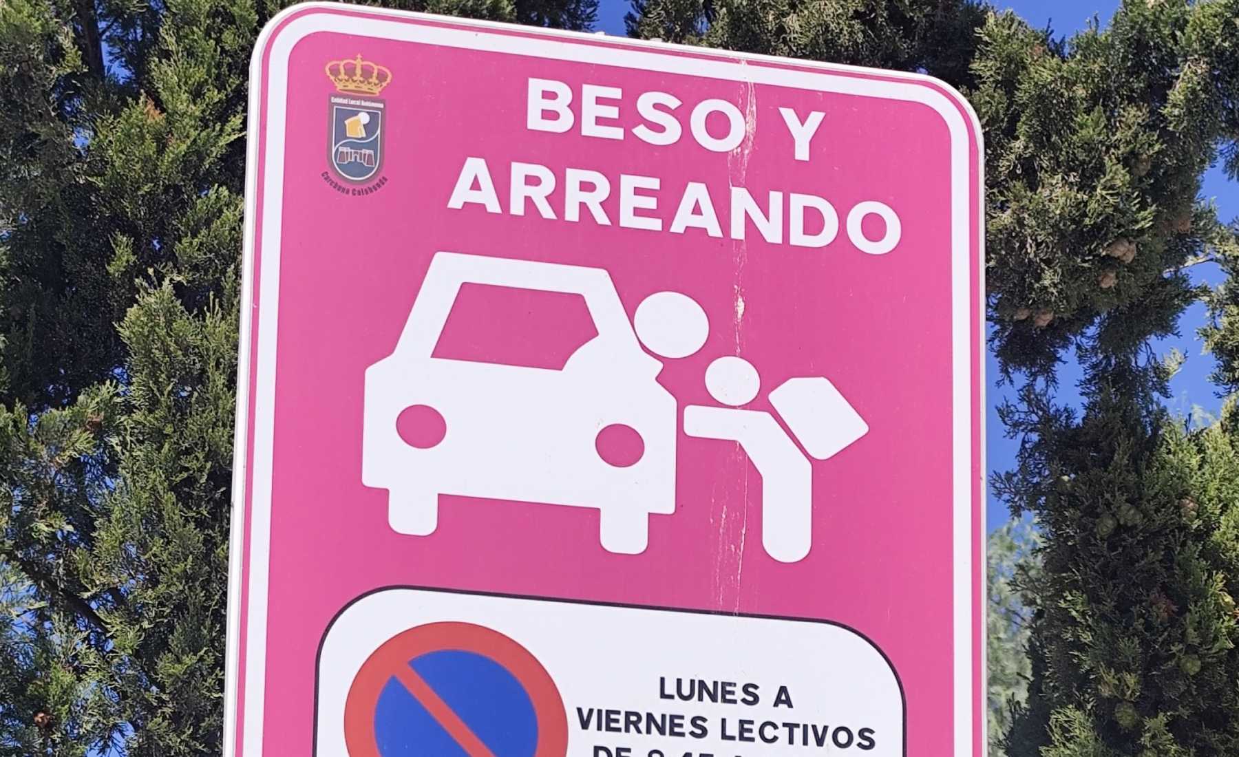 Señal beso y arreando