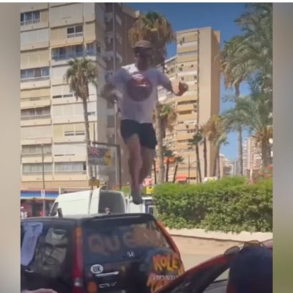 Indignación en Benidorm: un turista aparentemente ebrio comienza a saltar sobre varios coches hasta que ocurre esto