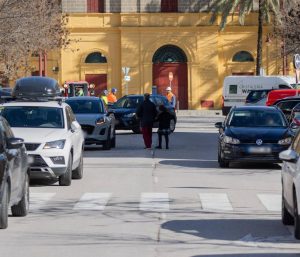 La peligrosa costumbre de los “dos minutos”: ¿se puede aparcar en doble fila al dejar a los niños en el colegio?