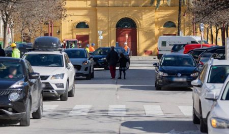 La peligrosa costumbre de los “dos minutos”: ¿se puede aparcar en doble fila al dejar a los niños en el colegio?