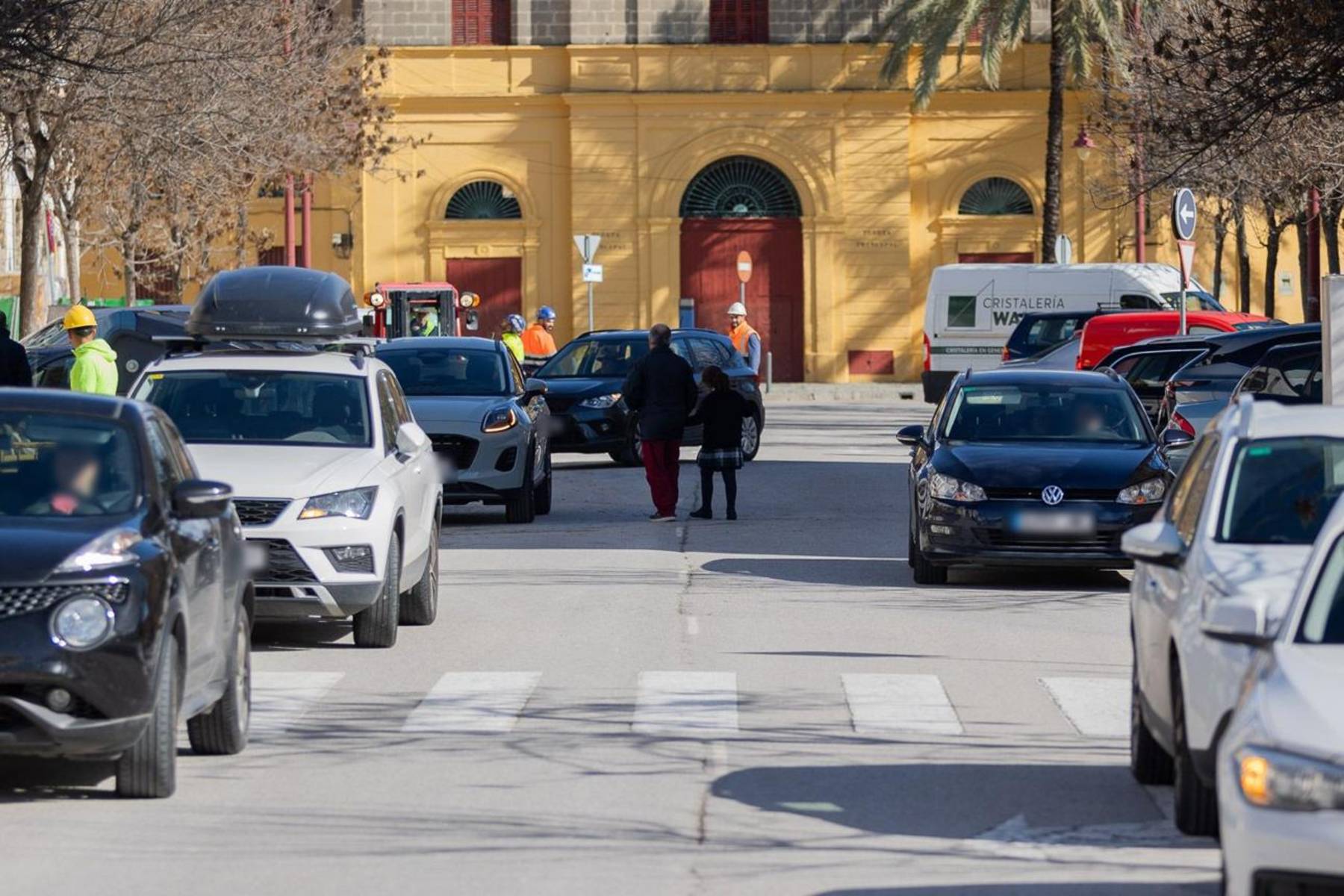 La peligrosa costumbre de los “dos minutos”: ¿se puede aparcar en doble fila al dejar a los niños en el colegio?