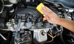 Limpiar el motor del coche: cómo hacerlo para no provocar una avería