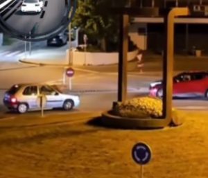 Coche rotonda sentido contrario
