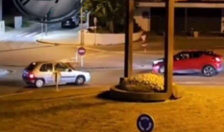 Coche rotonda sentido contrario