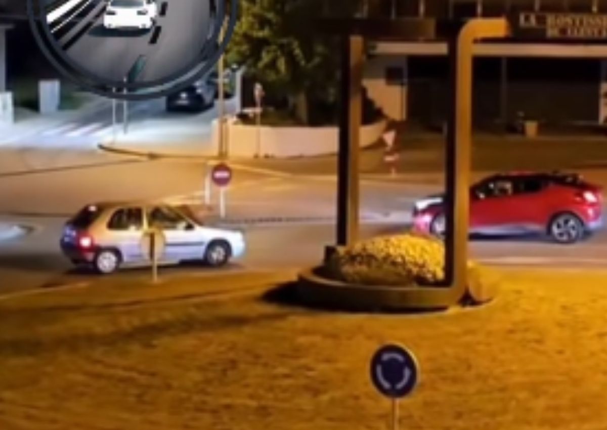 Coche rotonda sentido contrario