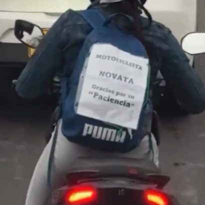 Una motorista novata circula avisando de su inexperiencia y un camionero hace algo inesperado al verla