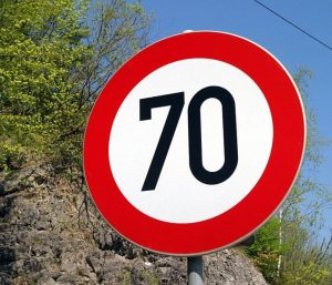 Coloca una señal falsa de 70 km/h donde el límite era 50 y casi 400 conductores fueron fotografiados: así acabó esta insólita historia