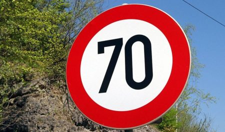 Coloca una señal falsa de 70 km/h donde el límite era 50 y casi 400 conductores fueron fotografiados: así acabó esta insólita historia
