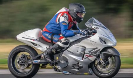 Un motorista parapléjico alcanza los 322 km/h con una Suzuki Hayabusa adaptada durante más de 600 horas y bate un increíble récord