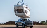 Toyota deja caer una caravana sobre su nuevo Hilux eléctrico para comprobar si sigue siendo indestructible: esto es lo que ocurrió