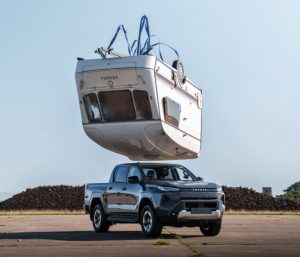 Toyota deja caer una caravana sobre su nuevo Hilux eléctrico para comprobar si sigue siendo indestructible: esto es lo que ocurrió
