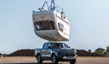Toyota deja caer una caravana sobre su nuevo Hilux eléctrico para comprobar si sigue siendo indestructible: esto es lo que ocurrió
