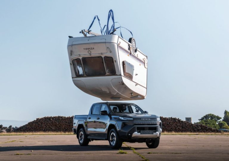 Toyota deja caer una caravana sobre su nuevo Hilux eléctrico para comprobar si sigue siendo indestructible: esto es lo que ocurrió
