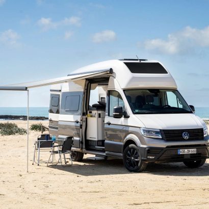 La Volkswagen Grand California estrena mejoras para vivir sin enchufes y una versión Dune con más equipamiento