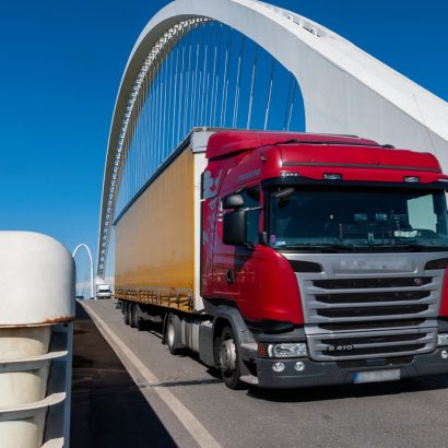 Un camión de 100 toneladas cruza un puente y ocurre lo inesperado: ahora no se atreven ni a moverlo 