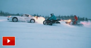 Moto contra coche y moto de nieve, ¿quién ganará?