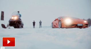 Lamborghini Huracán contra moto de nieve, ¿apuestas?