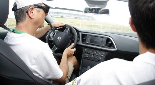 Sesenta ciegos conducen
por primera vez