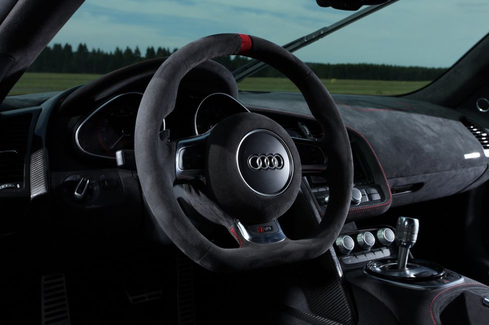 Carbono y caballos para el R8
