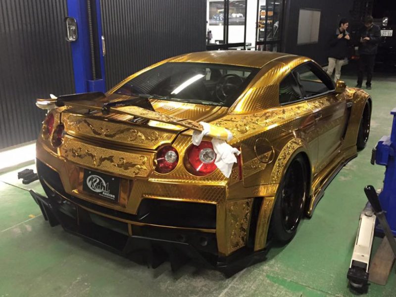 Oro cromado esculpido para el Nissan GT-R más llamativo