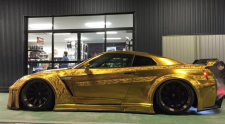 Oro cromado esculpido para el Nissan GT-R más llamativo